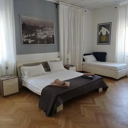 Piazza Goldoni 3*