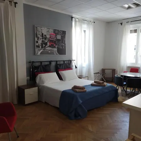 Piazza Goldoni 3* 的里雅斯特